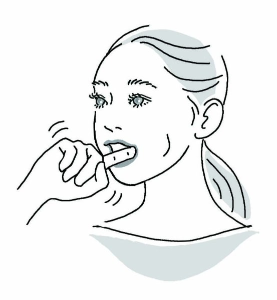 人差し指で頬の内側をやさしく押します。